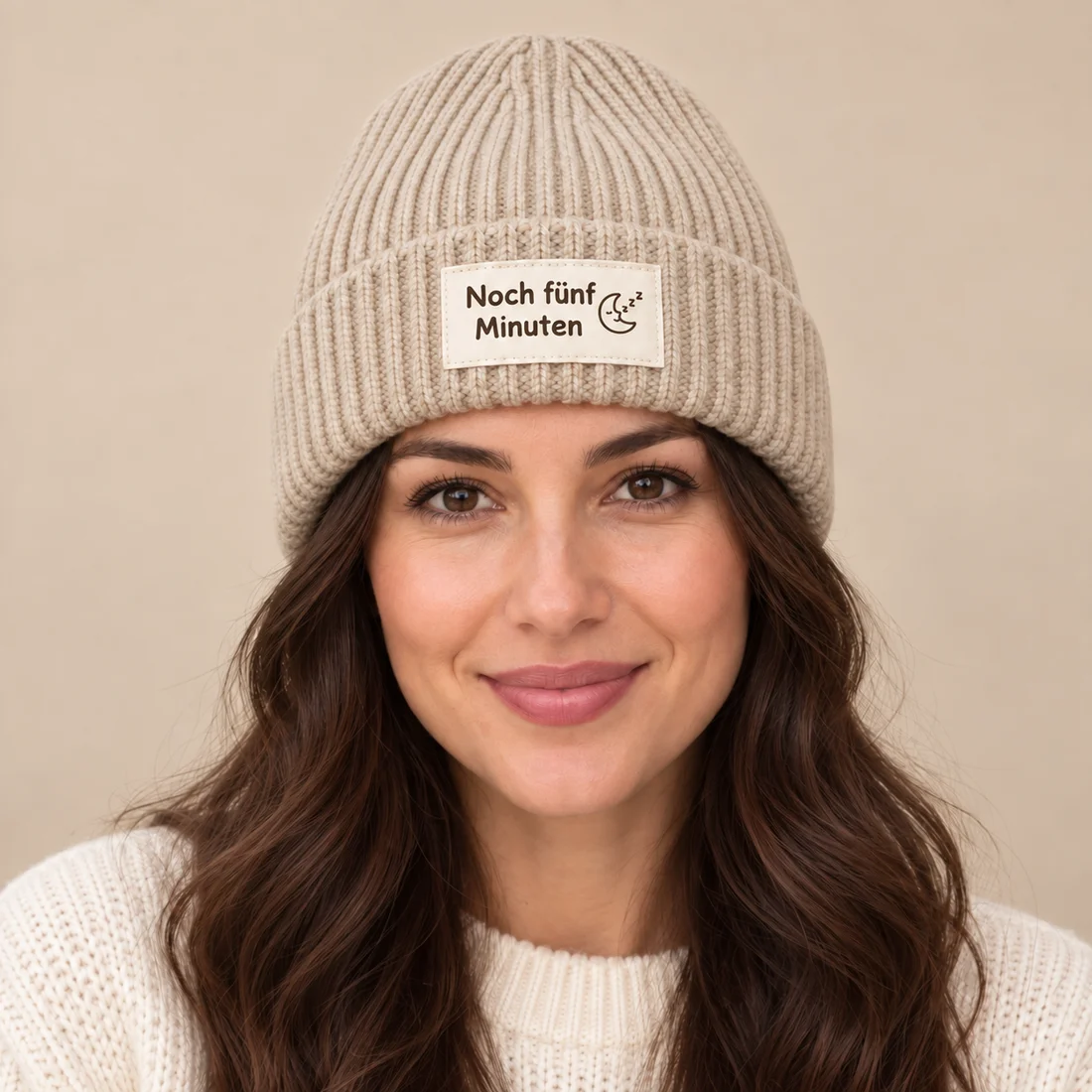 Beanie Noch fünf Minuten – auf einem Model